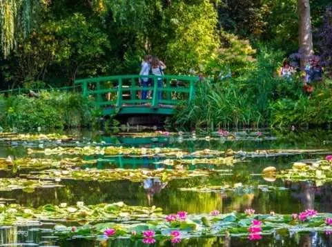 Giverny: Monet's House and Gardens Guided / Non-Guided Half-Day Tour from Paris with Transportation | France